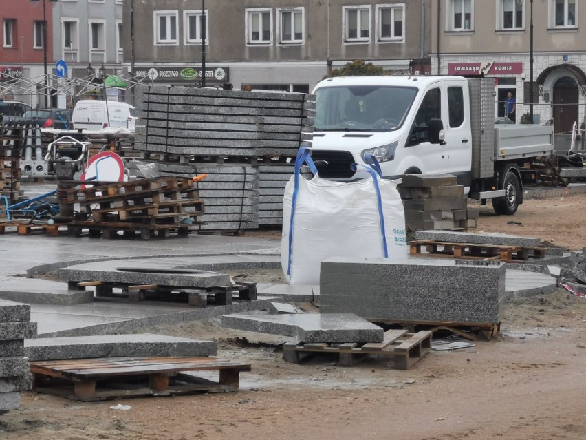 Stary Rynek w Łomży pozostanie wielkim placem budowy co najmniej do końca listopada. To już kolejna zmiana terminu. Koszty wzrosły o 3 mln 