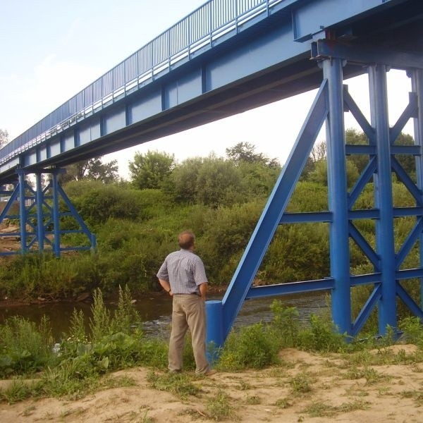 Przęsło nad samą wodą, według mieszkańców, jest lekko ugięte.