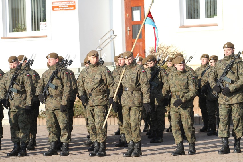 Na Placu Bartosza Głowackiego w Tarnobrzegu  „Terytorialsi” wypowiedzieli rotę przysięgi wojskowej. Było bardzo uroczyście (duzo zdjęć)