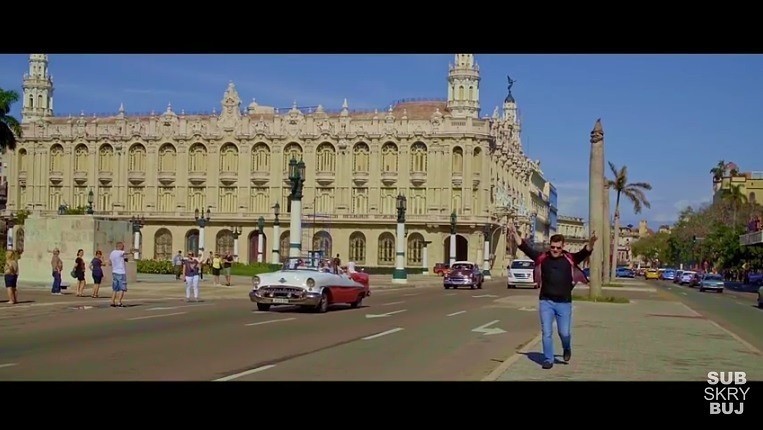 Kadr z teledysku zespołu Akcent "Czekam na Ciebie"...