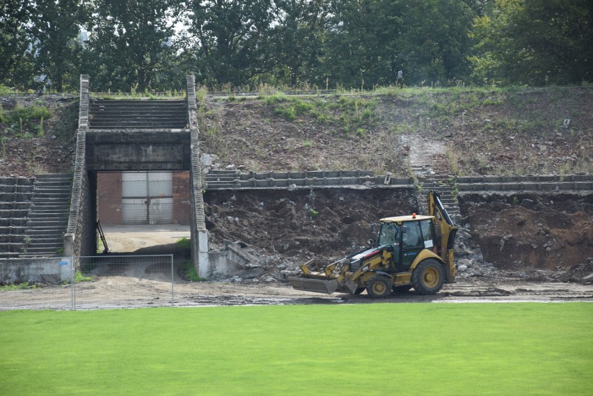 Ciężki sprzęt wjechał na stadion na Skałce