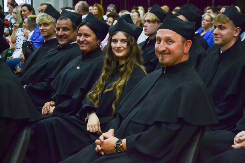 Wręczenie dyplomów w Filii UwB w Wilnie. Odebrało je 30 absolwentów (zdjęcia)
