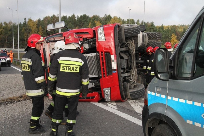 Wypadek na obwodnicy Kielc. Ciężarówka przewróciła się na S7
