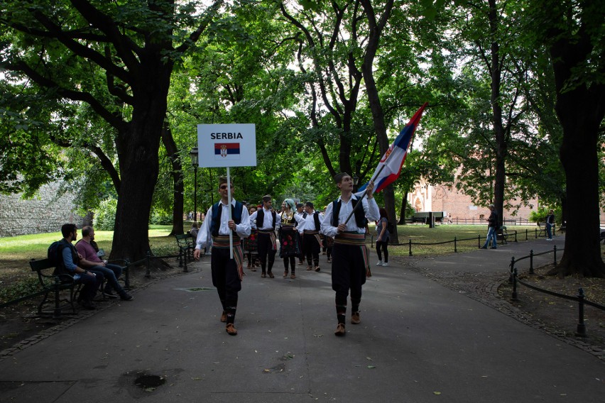 Kraków. Folk Festiwal pod Galerią Krakowską. Była parada! [WIDEO, ZDJĘCIA]