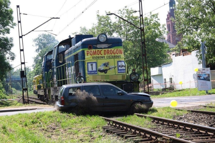 Lokomotywa zderzyła się z samochodem - pokaz.