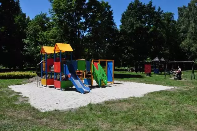 Nowy plac zabaw w parku miejskim czeka już na dzieci.