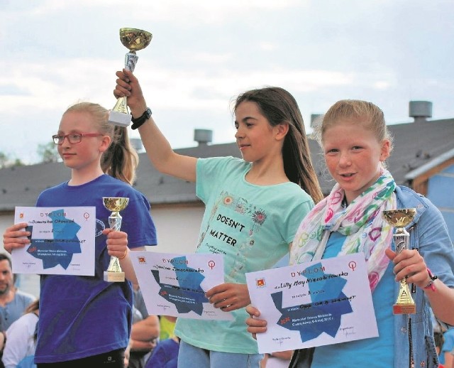 Lilly May Niezabitowska (pierwsza z prawej) w kategorii dziewcząt zajęła trzecie miejsce