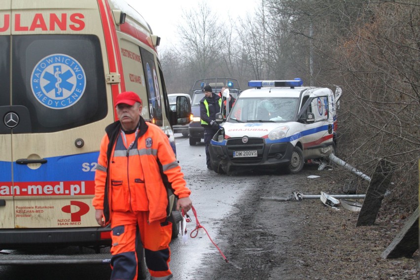 Wypadek karetki. Uderzyła w latarnię