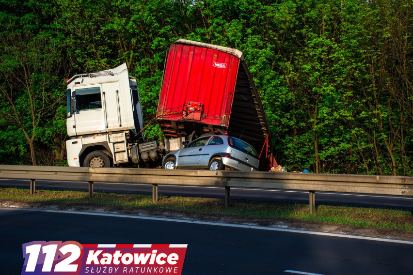 Tragiczny wypadek na DK86 w Katowicach. Kierowca TIR-a zginął na miejscu pod kołami ciężarówki ZDJĘCIA