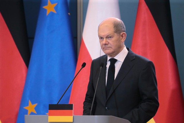 Kanclerz Niemiec Olaf Scholz zaznaczył w poniedziałek, że Rosja nie może wygrać wojny na Ukrainie. Zapowiedział również dalszą pomoc w dostarczaniu Ukraińcom broni.