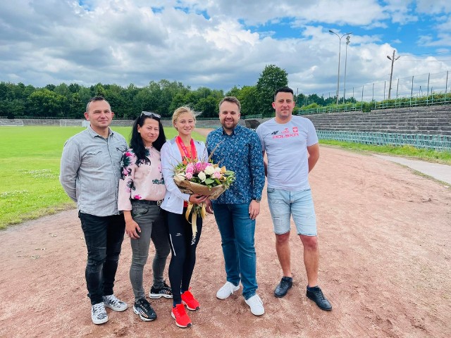 Maja Peryt została powitana na stadionie w Starachowicach przez prezydenta Marka Materka. Towarzyszyli jej rodzice i trener.