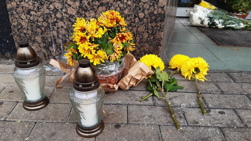 Kwiaty i znicze pod biurem posłanki Barbary Borys-Szopy....
