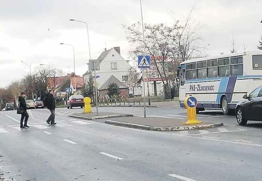 Na przejściu dla pieszych na ulicy Szczecińskiej, w pobliżu ul. Moniuszki, nie ma sygnalizacji, a kierowcy niechętnie się zatrzymują. Ostatnio potrącona tam została kobieta.