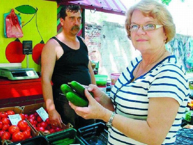 &#8211; To są polskie ogórki i pomidory. Można je poznać nawet po smaku. Ja kupuję je bez obaw i wszyscy w domu je jemy &#8211; mówi Krystyna Rogowska.