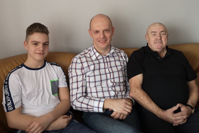 Wójt Wojciech Ślefarski, siedzący między tatą - Waldemarem i  synem Krzysztofem,  może liczyć na męskie wsparcie