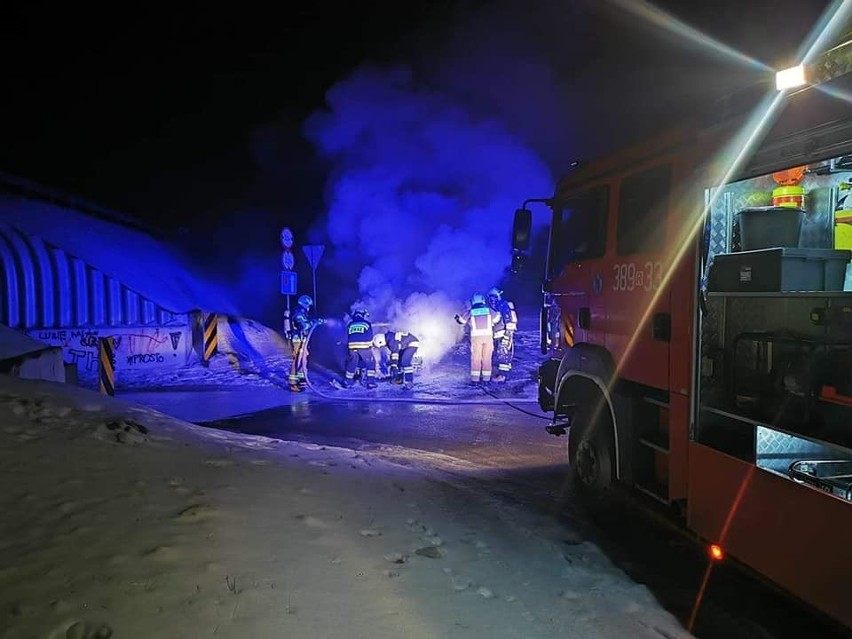 Pożar samochodu w Grębowie. Auto spłonęło doszczętnie. Jaka przyczyna? (ZDJĘCIA)