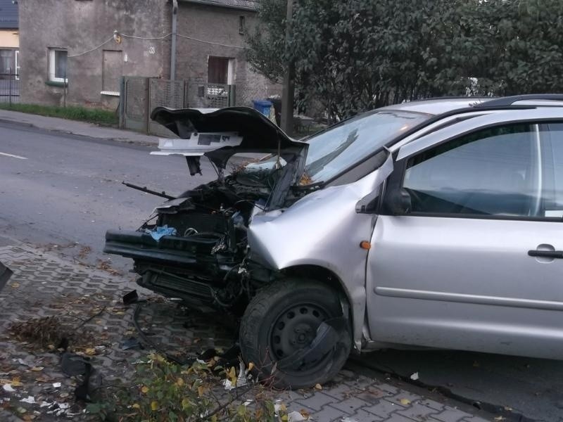 Wypadek na Zajączkowskiej. Volkswagen śmiertelnie potrącił pieszego i uderzył w drzewo (ZDJĘCIA)