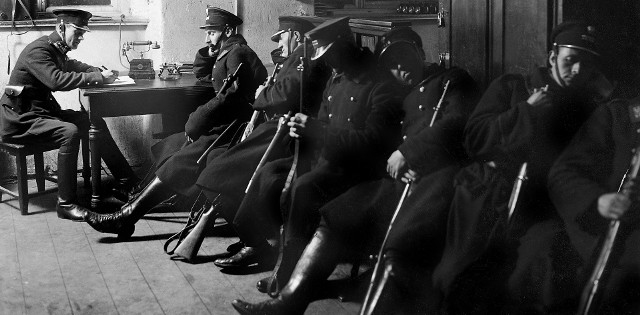 Policjanci podczas nocnego dyżuru, nieustalony warszawski komisariat, rok 1925