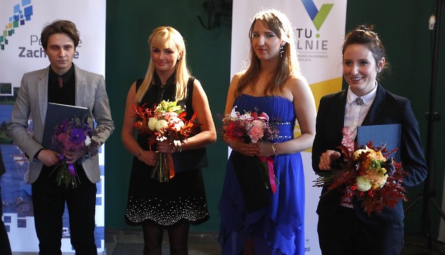 Od prawej stoją: Julia Figiel, Edyta Hedzielska, Julita Przybylska, Norbert Twórczyński, którzy otrzymali Nagrody Marszałka i po trzy tysiące złotych.