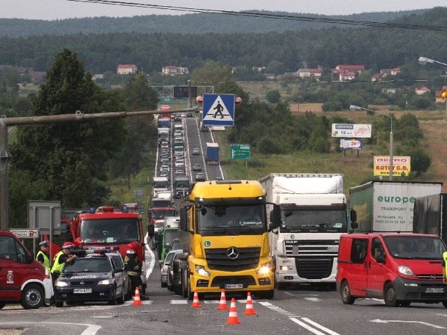 Wypadek spowodował duże utrudnienia w ruchu dla jadących w stronę Krakowa.