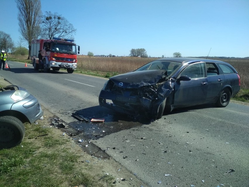 czołowe zderzenie dwóch aut w Dobrzykowicach