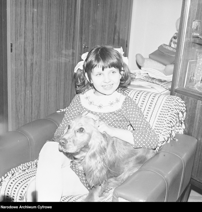 Dziewczynka z jamnikiem długowłosym, 1981.