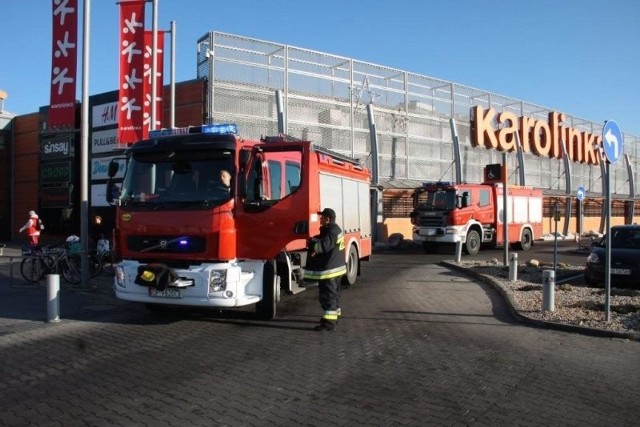 Do Karolinki skierowano dwa zastępy strażaków.