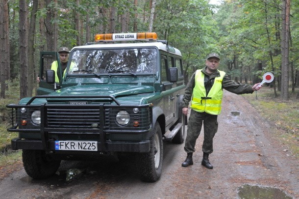 Komendant posterunku straży leśnej Nadleśnictwa Gubin Krzysztof Żemło i strażnik leśny Arkadiusz Piszczek pilnują, by nikt nie wjechał do lasu