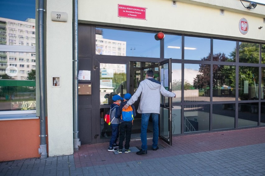 Zaczyna się szkoła czasów pandemii -1 września uczniowie na boisku, w osobnych salach albo online