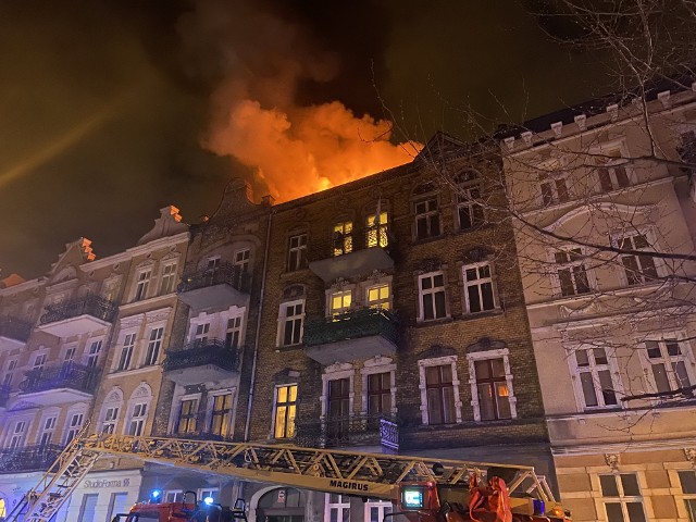 Do groźnie wyglądającego pożaru doszło w nocy z czwartku na piątek (21/22 kwietnia) przy ul. Staszica w Poznaniu. Czytaj dalej, zobacz zdjęcia i nagranie --->