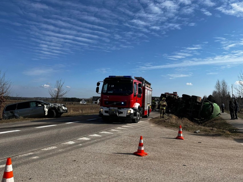 Wypadek na Szosie Kruszewskiej. Zderzenie ciężarówki z osobówką. Kierowca był zakleszczony w kabinie