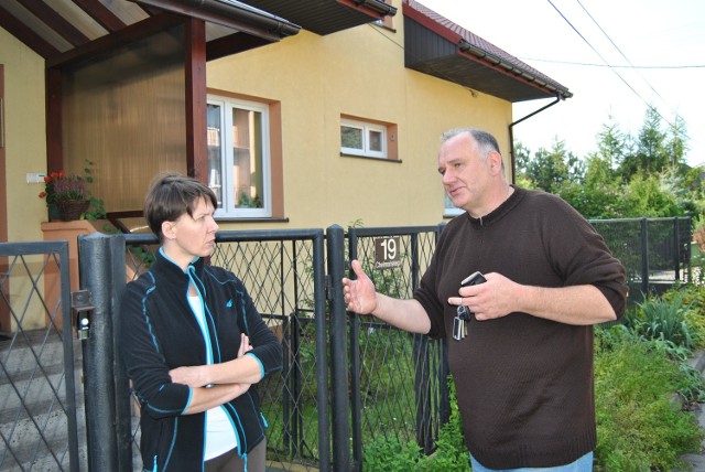 Roman Madejski przed domem państwa Gawronów. Tu  znajduje się zamknięte w skrzynce urządzenie do pomiaru wstrząsów