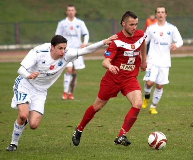 Grzegorz Brzeziński (czerwony strój) zdobył pierwszą bramkę dla Wdy w nowym sezonie
