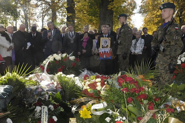 Felicję Gwincińską żegnała rodzina, przedstawiciele władz miejskich i wojewódzkich oraz zwykli bydgoszczanie. Jej grób utonął w kwiatach.