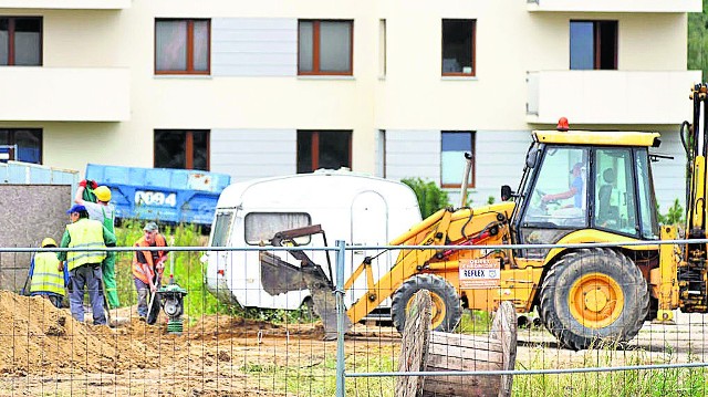 Budowa nowych mieszkańNa Osiedlu Słonecznym rozpoczęła się budowa dwóch nowych bloków mieszkalnych. Po zakończeniu tych prac na osiedlu będzie w sumie pięć apartamentowców.