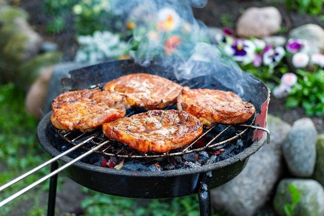 Majówka 2022 zaczyna się już za kilka dni, a co za tym idzie - rozpoczynamy wielkie grillowanie. Gdzie kupić grill i za jaką kwotę. Zapraszamy do galerii, gdzie prezentujemy najkorzystniejsze oferty z marketów. >>>ZOBACZ WIĘCEJ OFERT NA KOLEJNYCH SLAJDACH