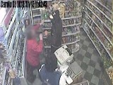 Uzbrojony napastnik napadł na sklep (wideo)