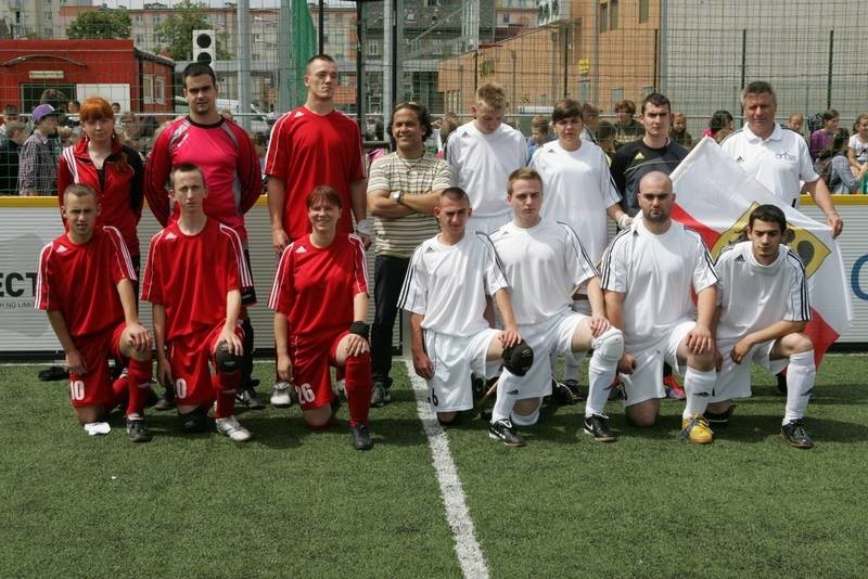 Niewidomi piłkarze rozegrali w Słubicach mecz piłki nożnej.