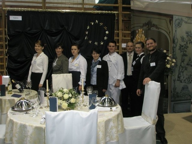 Uczniowie Zespołu Szkół Spożywczych i Hotelarskich w Radomiu i ich opiekunowie swój udział w prestiżowym konkursie upamiętnili przy profesjonalnie nakrytym stole.