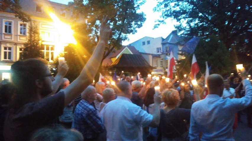 Demonstracja przed żywieckim sądem z preambułą Konstytucji RP  [ZDJĘCIA] 