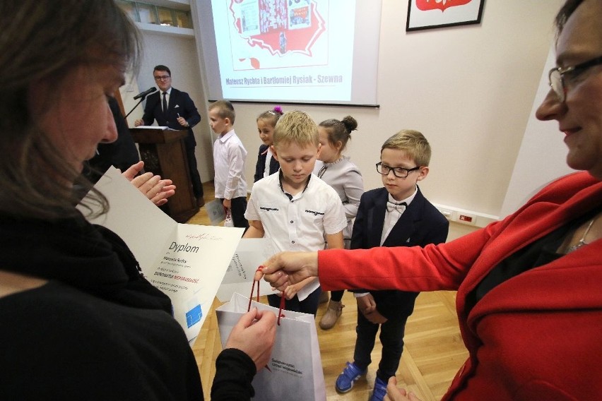 Uczniowie świętokrzyskich szkół wzięli udział w konkursie wojewody i zaprojektowali niepodległość. Najlepsi zostali nagrodzeni