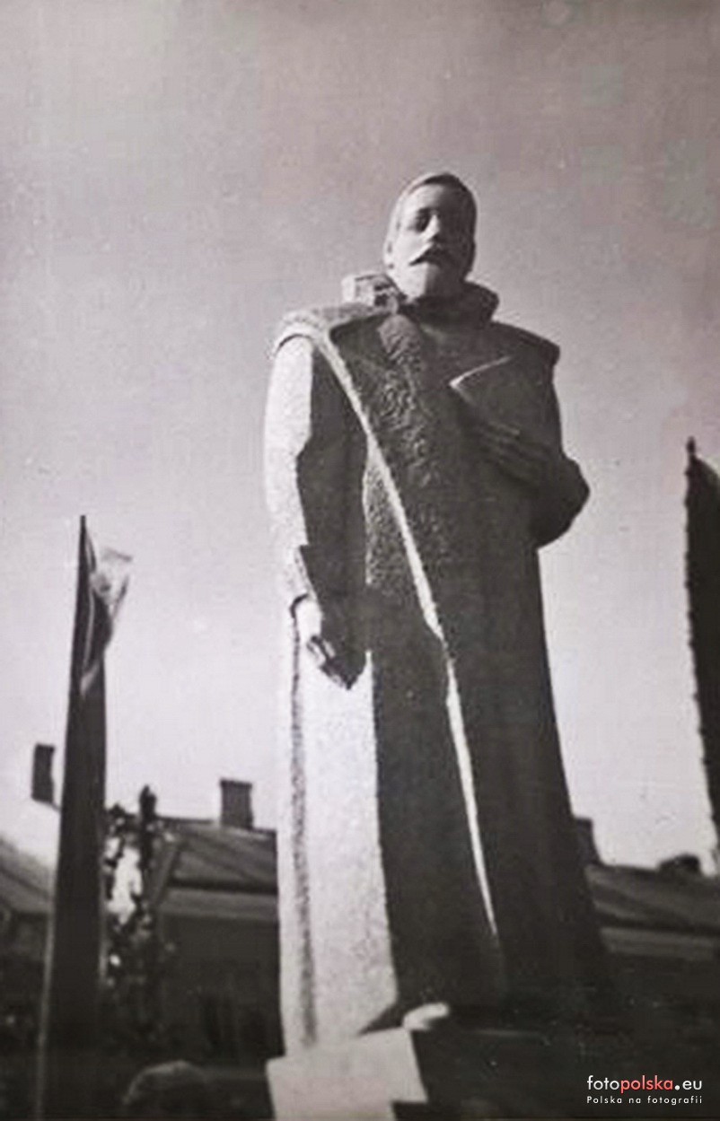 Pomnik Kochanowskiego.