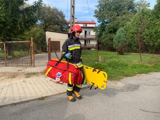 Do zdarzenia doszło w poniedziałek na ul. Koszykowej w Przemyślu. Służby ratunkowe otrzymały zgłoszenie, że na balkonie leży mężczyzna. - W chwili przyjazdu zastępów na miejsce, na balkonie na I piętrze budynku jednorodzinnego, leżał starszy mężczyzna, a obok niego był sąsiad, który wszedł na balkon po własnej drabinie - powiedział mł. bryg. Grzegorz Latusek z Komendy Miejskiej Państwowej Straży Pożarnej w Przemyślu.91-latek był przytomny, komunikatywny. Strażacy weszli po drabinie i otworzyli budynek od środka. Zespół pogotowia ratunkowego zbadał mężczyznę. Starszy pan nie wymagał transportu do szpitala, jak tłumaczył, przewrócił się i nie mógł wstać o własnych siłach. Na miejscu zdarzenia obecny był także patrol policji.Zobacz też: Czterolatek przez kilkadziesiąt minut zwisał z balkonu. Zginąłby, gdyby nie ugrzęzła mu głowa