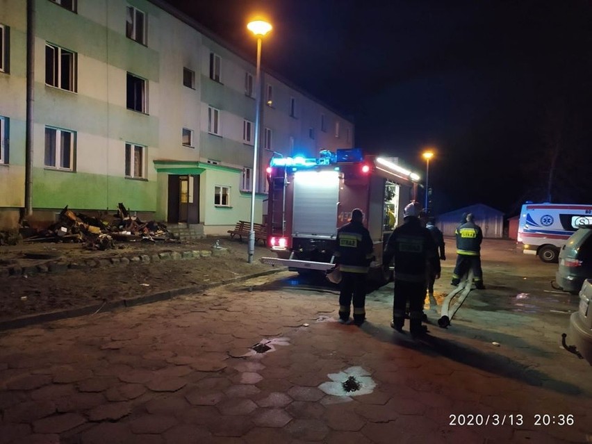 Pożar w bloku przy ul. Mickiewicza w Narwi