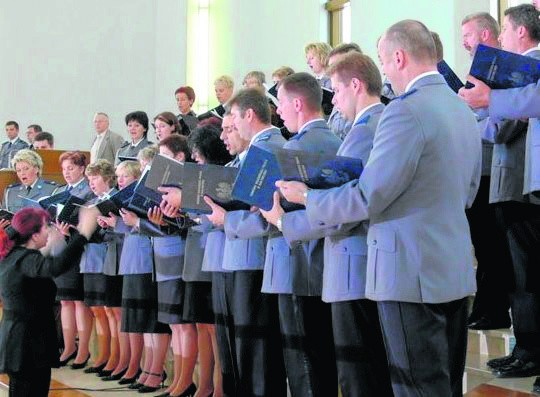 Chór komendy wojewódzkiej policji w Białymstoku koncertuje od 10 lat.  Policjanci z Wrocławia chcą pójść w ich ślady i już niedługo zaczną próby