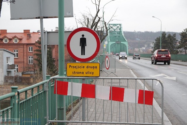 Z uwagi na prace Wodociągów, wyłączony z użytku jest chodnik z lewej części mostu (idąc od strony miasta)