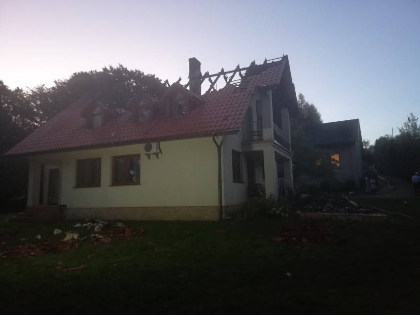 W nocy spaliło się poddasze jednorodzinnego domu w Choczni pod Wadowicami