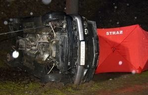 Powiat kraśnicki. Tragiczny wypadek w gminie Trzydnik Duży. Samochód osobowy uderzył w drzewo. Kierowca zginął na miejscu