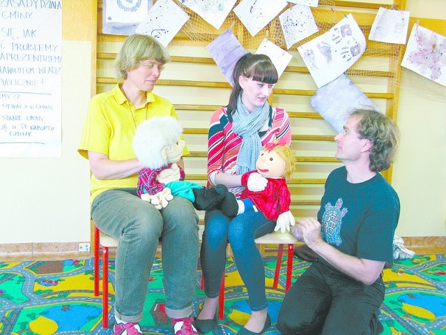 Podczas warsztatów pedagodzy uczyli się zarówno operować lalkami, jak i modulować głos.