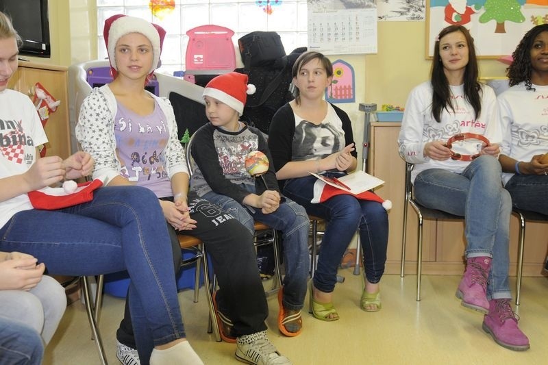 Koszykarki Artego przyszły z prezentami do chorych dzieci w bydgoskim szpitalu [zdjęcia]